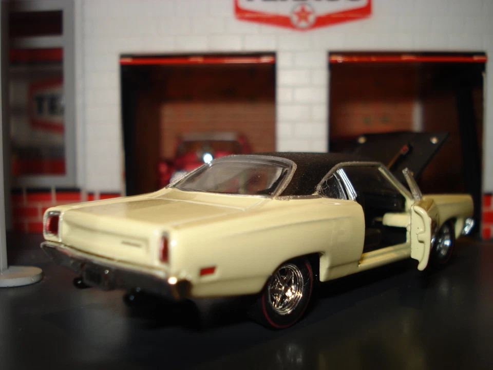 1969 PLYMOUTH ROAD RUNNER LIMITED EDITION 1/64 M2 1960'S MUSCLE 440 YELLOW - Image 3 of 4