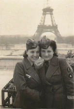 WW II - German Photo -- - German Helferin Female Soldiers.In Paris..