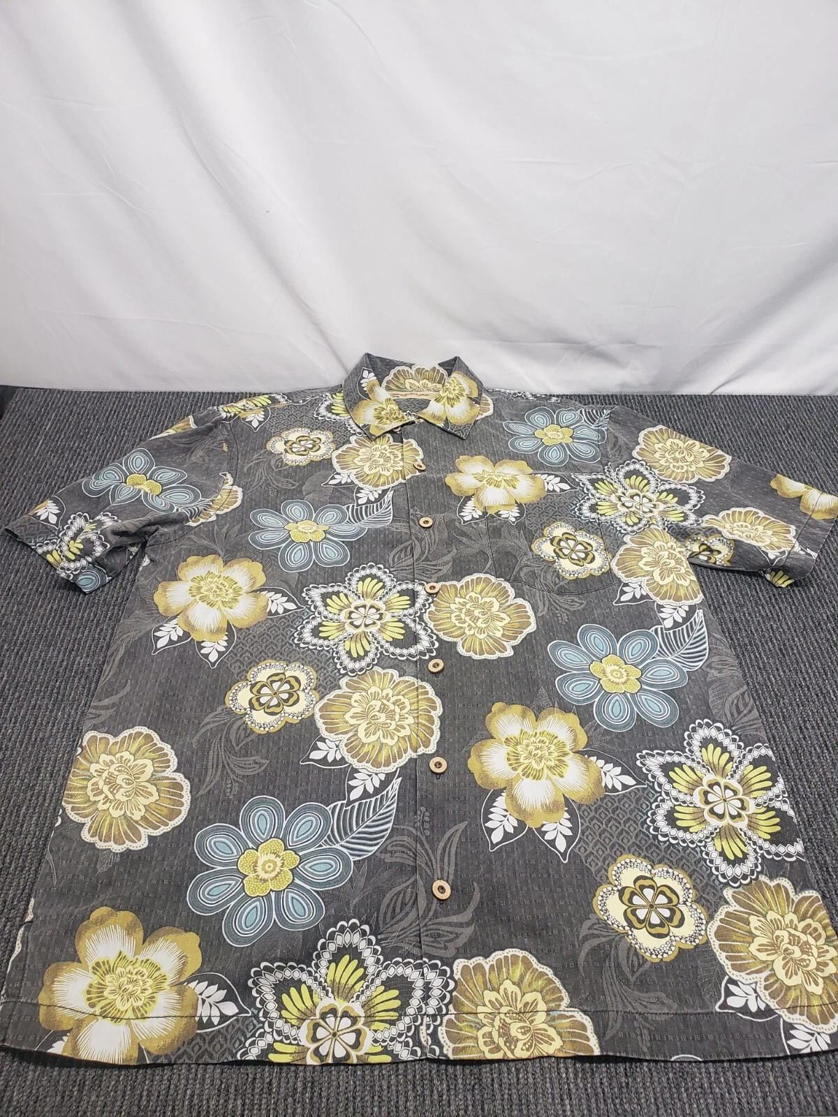 M Tommy Bahama Retro Tropical Flowers Gray Silk Hawaiian Aloha Shirt Funky Mens