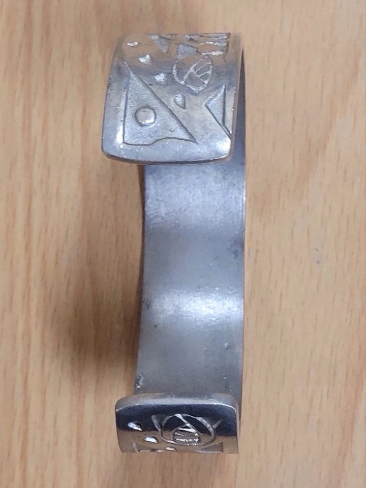 Pulsera de peltre con una rosa (artista René Mackintosh). Foto 3 de 4