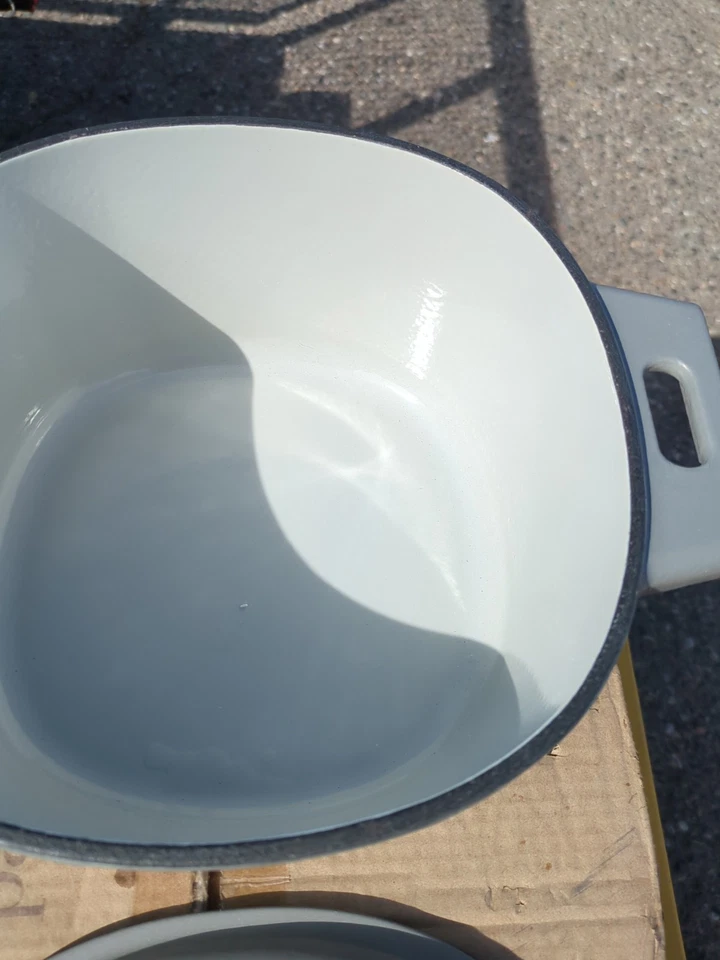 PAMPERED CHEF New Gray 6 Quart Enameled Cast Iron Dutch Oven.  100249 Open Box - Image 2 of 4