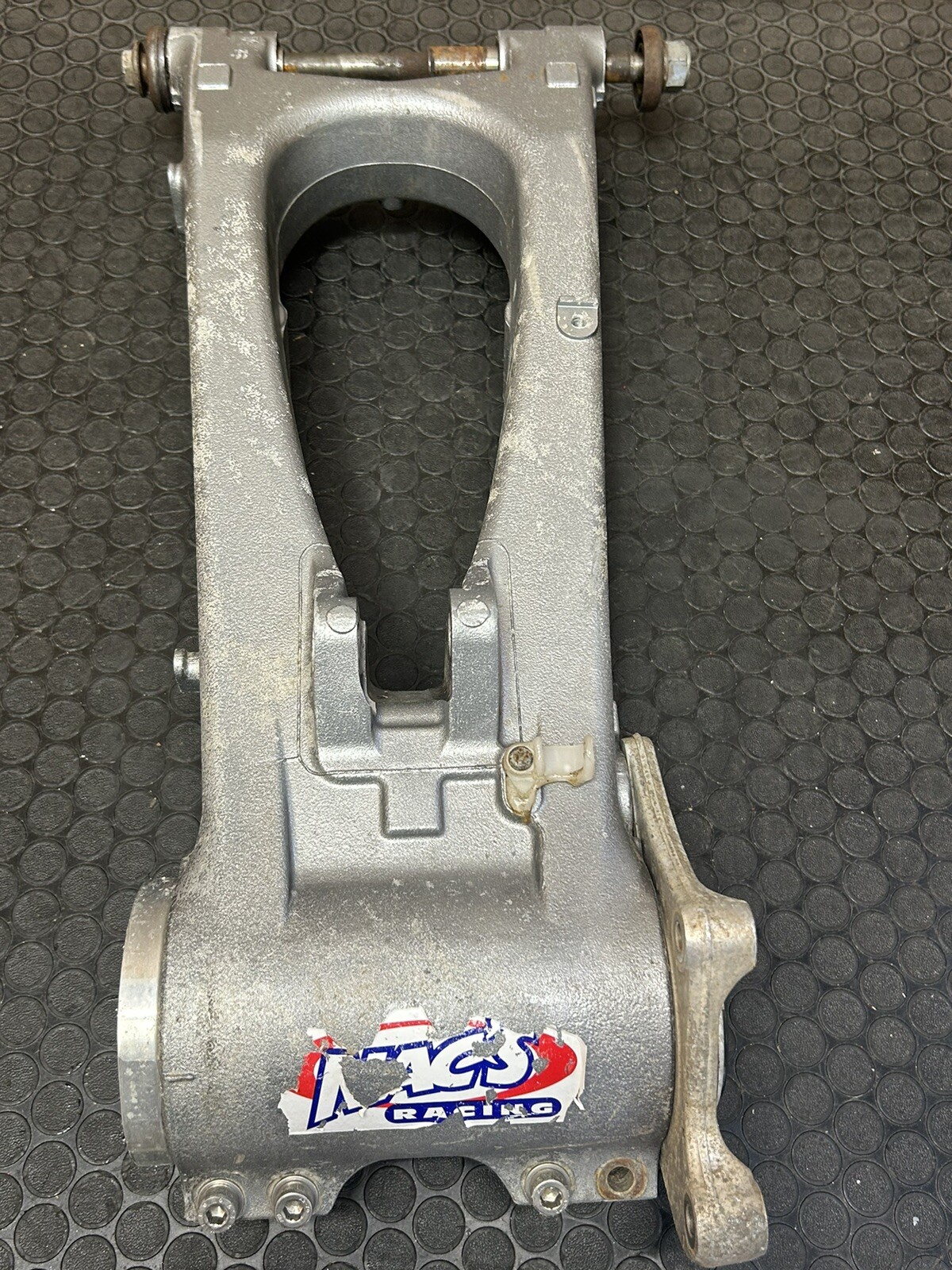 9904 HONDA TRX400EX OEM REAR SUSPENSION SWINGARM AXLE CARRIER 🔥