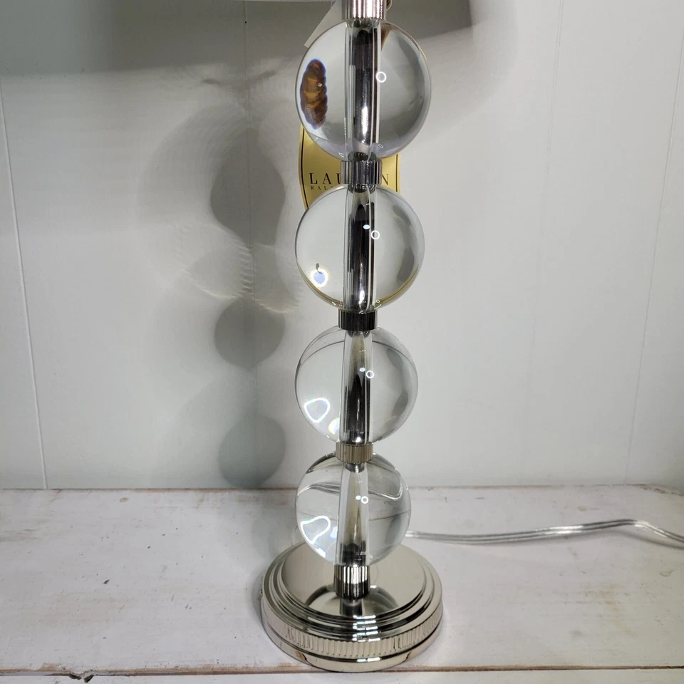 LUMINÁRIA DE MESA RALPH LAUREN FARRAH CORTE CRISTAL COLUNA DE VIDRO GRAVADO com SOTAQUE PRATA - Imagem 4 de 4