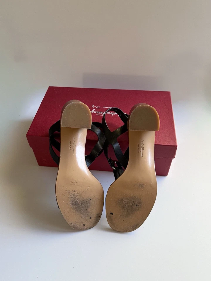 Sandalias Salvatore Ferragamo de cuero negro con tiras talla 9,5B - estilo 355 Foto 4 de 4