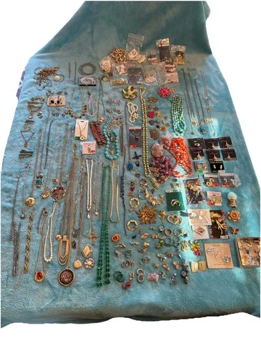 Lot Of 196+ Pcs Vintage Costume Jewelry Necklaces Brooches Earrings Trifari READ