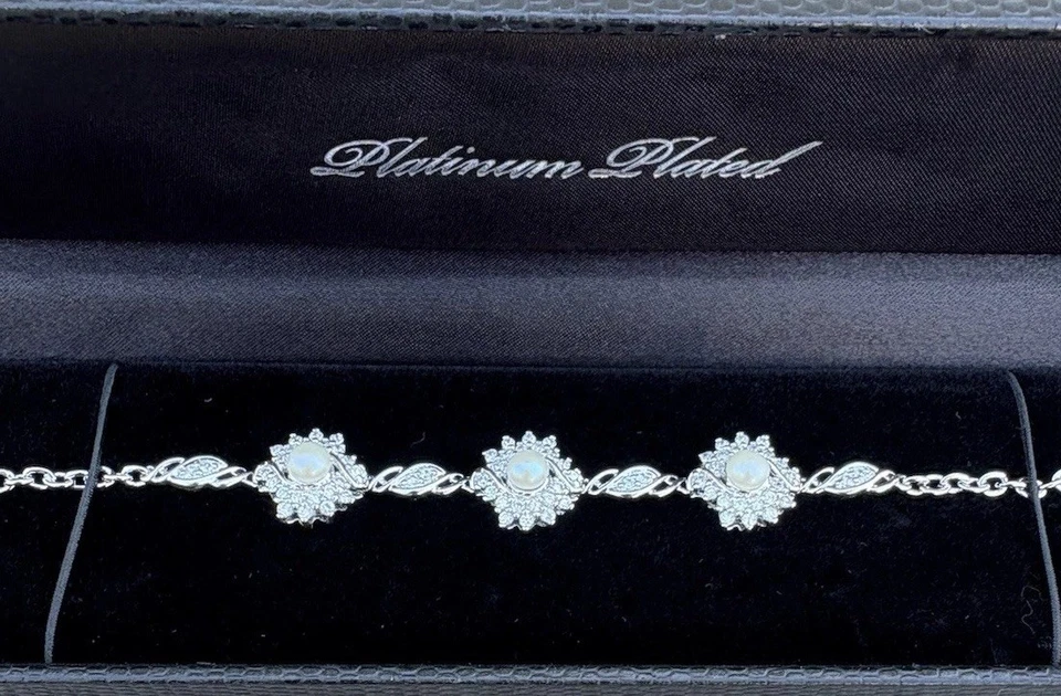 Hermosa pulsera Gold Coast enchapada en platino circonita cúbica y perlas de imitación de 7,5". NUEVO En Caja! Foto 3 de 4