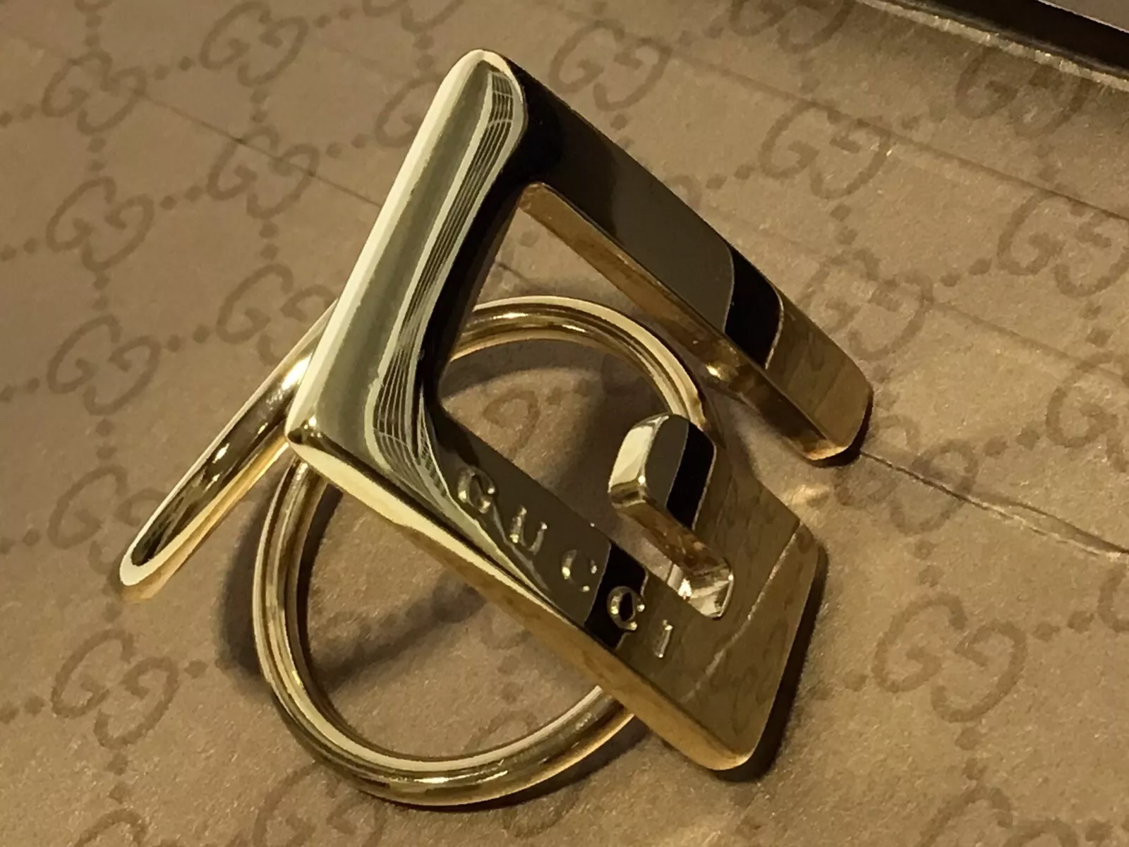BAGUE PORTE ÉCHARPE GUCCI G / sac Gucci