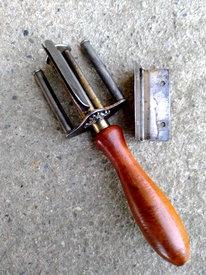 ANCIEN PORTE LAMES AIGUISEUR DE LAMES DE RASOIR - OUTIL DE BARBIER COIFFEUR - - Photo 3/4