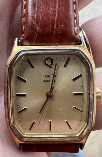VINTAGE TIMEX QUARTZ WATCH MENS GOLD TONE LEATHER BAND NEW BATTERY