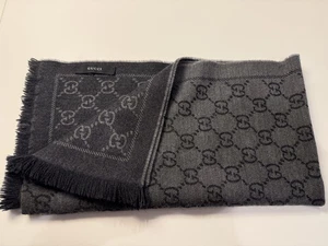 Écharpe étole GUCCI gris noir logo réversible unisexe accessoire mode