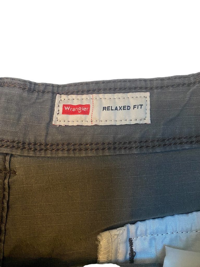 WRANGLER RELAXED FIT CARGO SHORTS 38 Gem