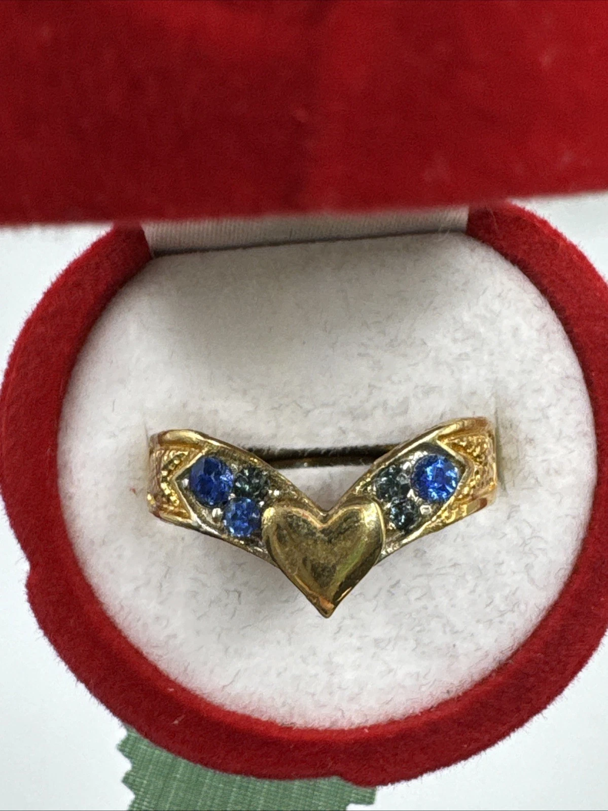 Bague vintage fantaisie cœur avec strass bleu et vert. Taille 57.