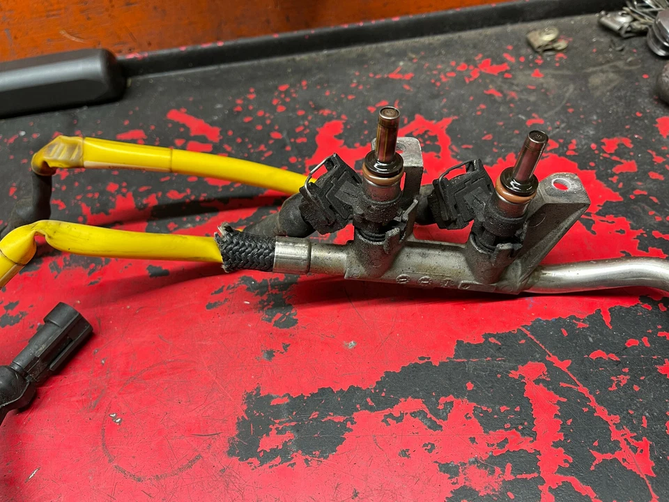 Inyector clásico amarillo Polaris Switchback 900 IQ 700 Dragon 600 RMK 05 06 07-21 Foto 2 de 4