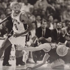 Paul Pressey Drives Past Jeff Hornacek Press Photo, San Antonio Spurs 8x10''