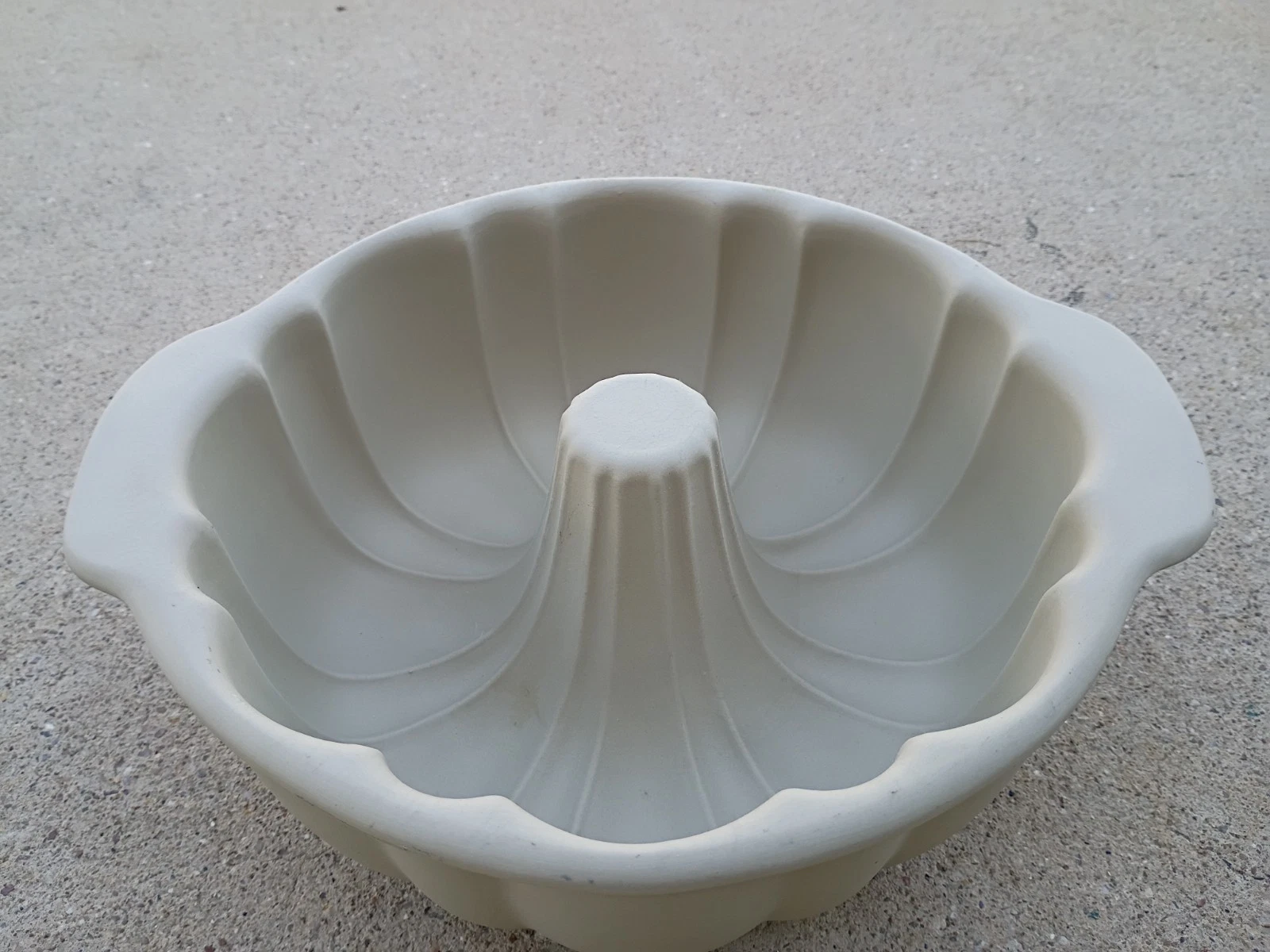 Pampered Chef Family Heritage Stoneware 10" Bundt Fluted Cake Pan