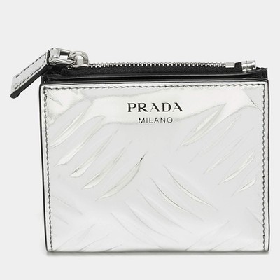 Prada Silber geprägtes Lackleder Bifold Geldbörse