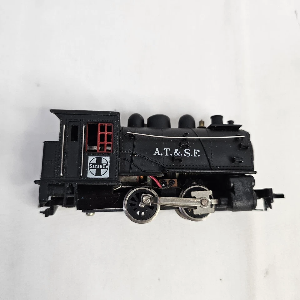 HO Train Lot Tyco Chattanooga #5628 Locomotive + AT&SF Locomotive + Box Cars - Image 2 of 4