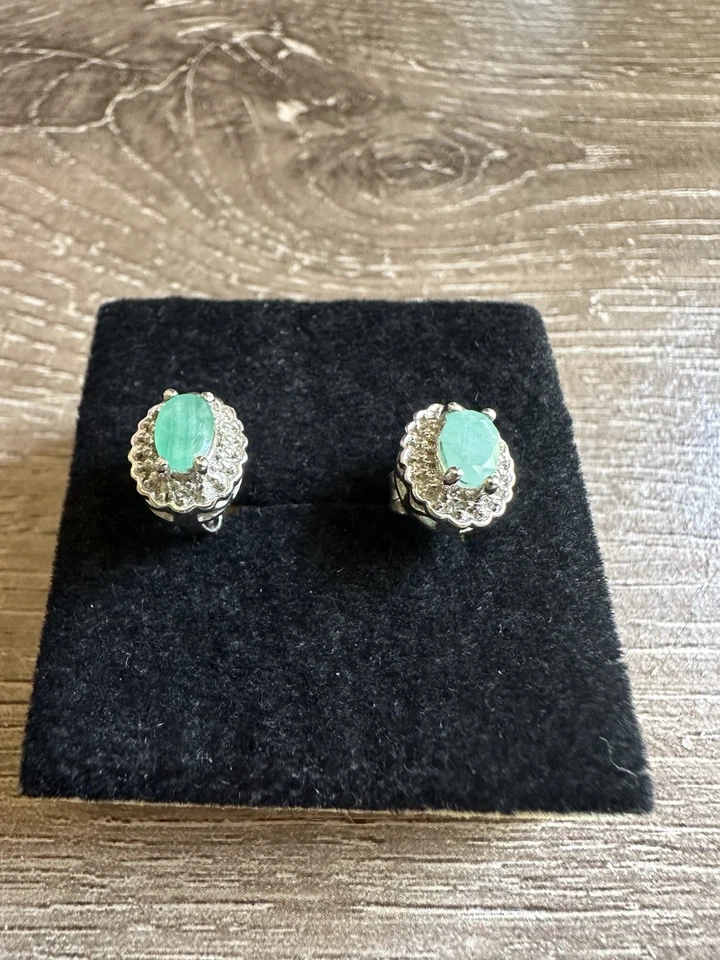 Серьги-гвоздики из стерлингового серебра 925 пробы с овальным зеленым камнем гало — вид из искусственного изумруда - Изображение 4 из 4