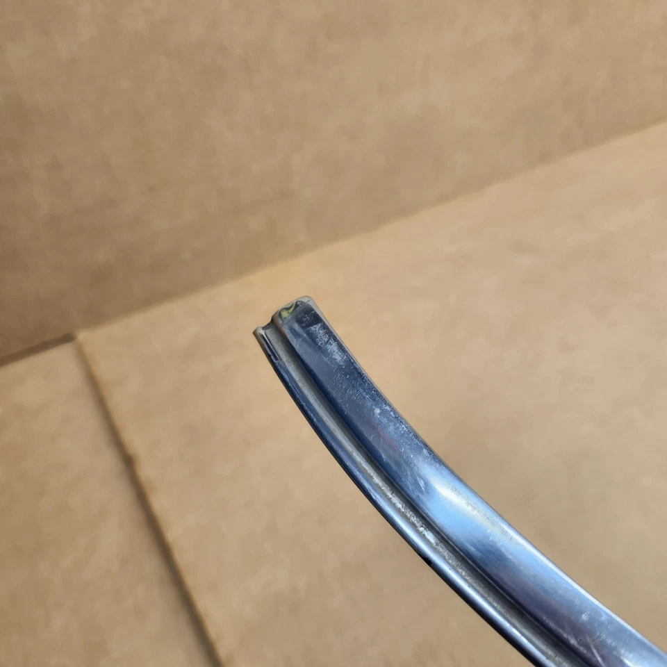 68L-76 C3 Corvette Parabrisas Superior Revelar Moldura Cromo BUENO 10 Pestañas Moldura Foto 2 de 4