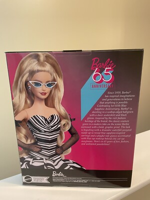 Barbie Signature, 2024 Holiday Blonde Fashion Doll Portant Une Robe Avec Une Jupe A Carreaux Cadeau De Collection Saisonnier Dans Un Emballage Presentable Hrm65