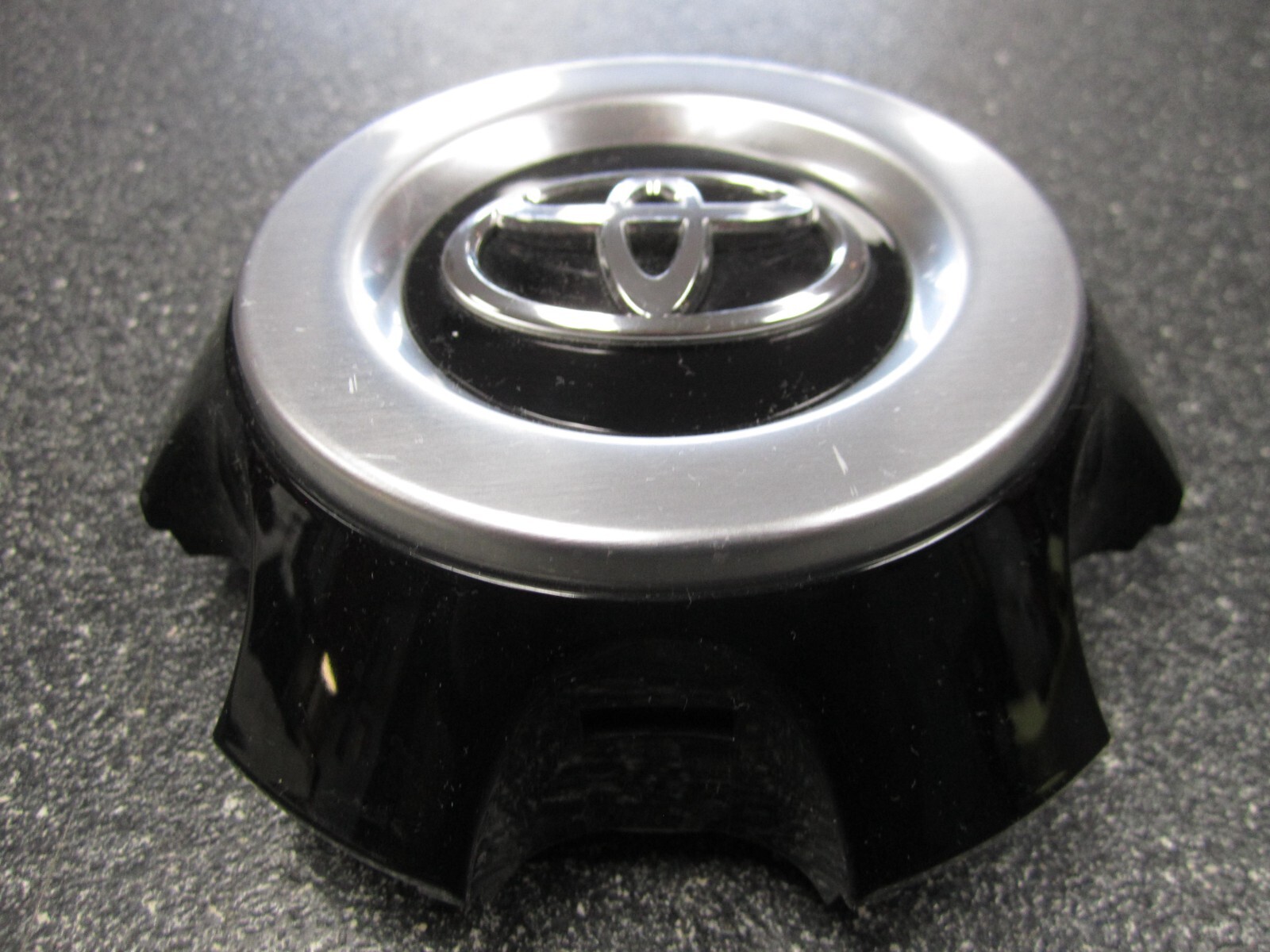 One (1) OEM 20142023 17" Toyota 4Runner FJ Cruiser Center Cap 4260B