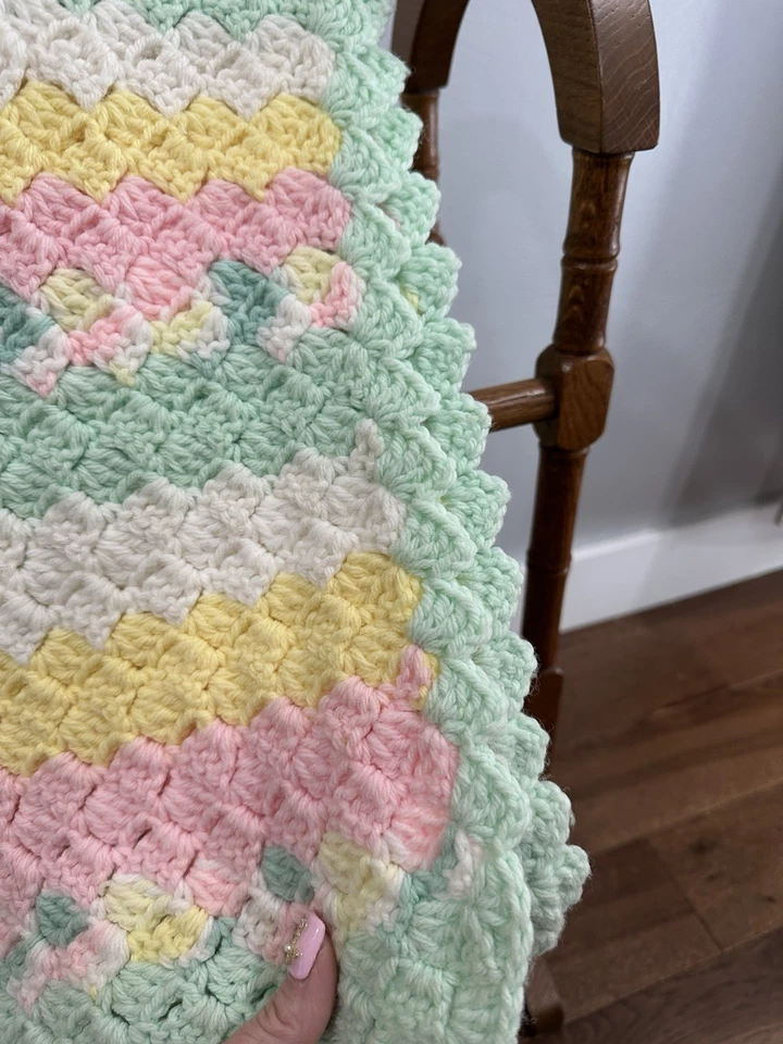 复古 Baby Afghan Throw 粉红色 黄色 绿色 68x58 波浪边钩针编织 — 第 3/4 张图片