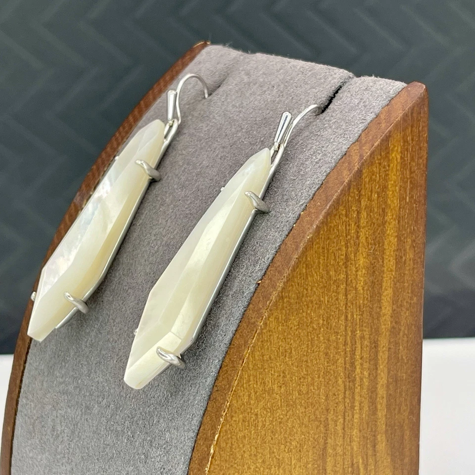 Pendientes colgantes Kendra Scott tono plata madreperla lanza Foto 3 de 4