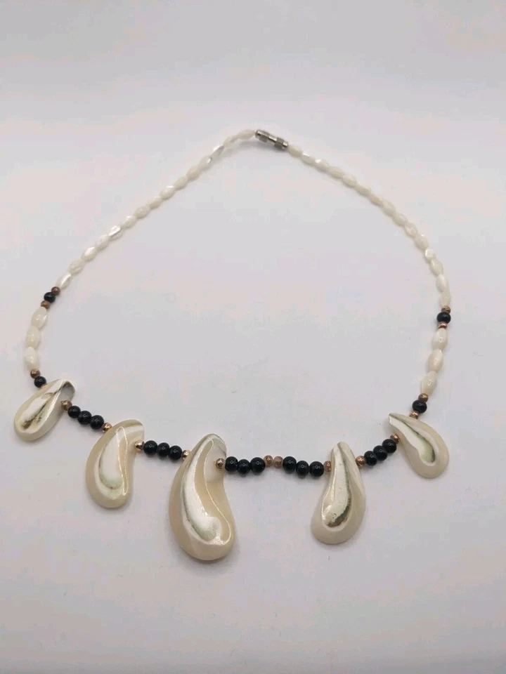 Collar concha de madreperla cuentas negras con forma vintage Foto 2 de 4