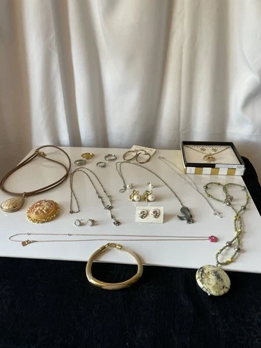 Mixed Lot Vintage Costume Jewelry See Pictures Details/Wear