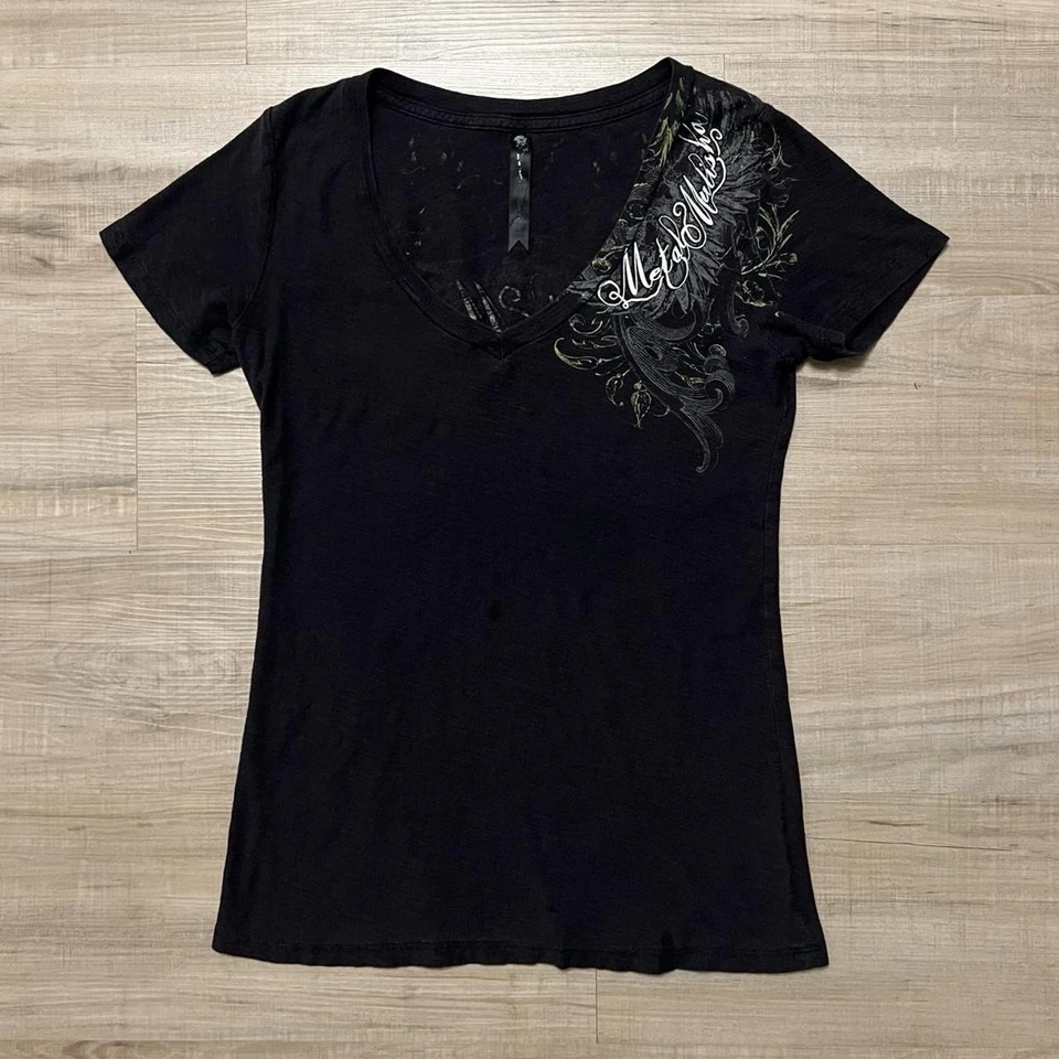 Camiseta Vintage Y2K Grunge Feminina Metal Mulisha Asas de Anjo Decote V Preta Grande - Imagem 3 de 4