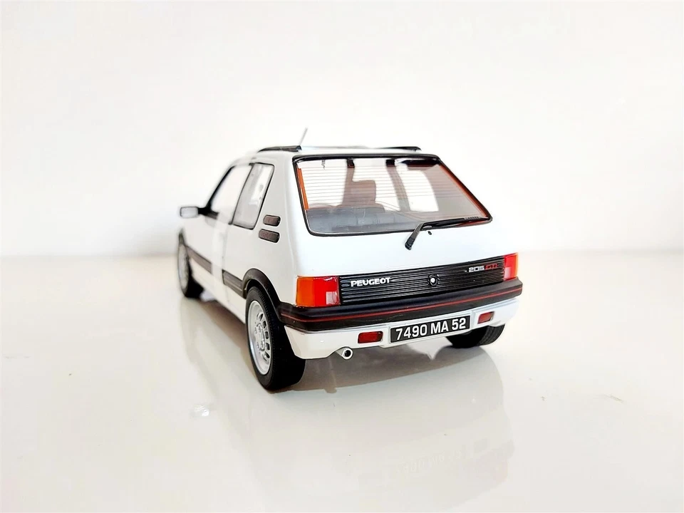 Peugeot 205 GTI 1.6 Bianco del 1988 - 1/18 Norev - Immagine 4 di 4