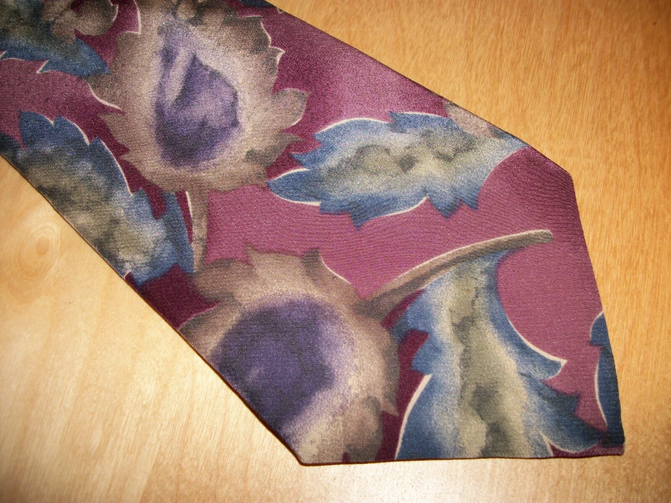 Bill Blass Purple, Blue Leaves Men's Silk Neck Tie 56.5" Long x 3.75" Wide D067 - Image 3 of 4