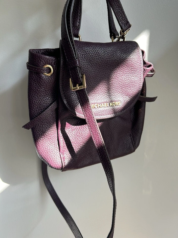 Bolsa tiracolo Michael Kors Riley pequena aba couro roxo profundo cordão - Imagem 2 de 4