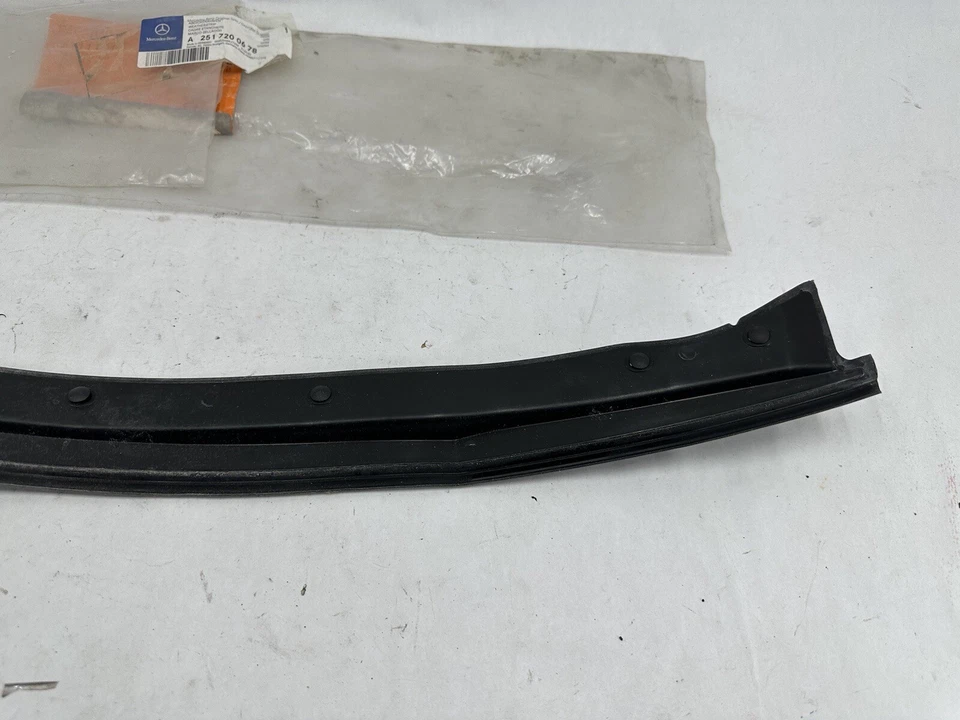 2006-2012 MERCEDES R350 FRONT DOOR SEAL WEATHERSTRIP DRIVER LH A 251 720 06 78 - Image 3 of 4