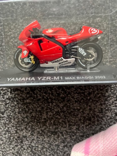 Yamaha YZRM1 Max Biaggi 2002 Model Motorcycle Motorbike 1/24 Deagostini - Picture 2 of 5