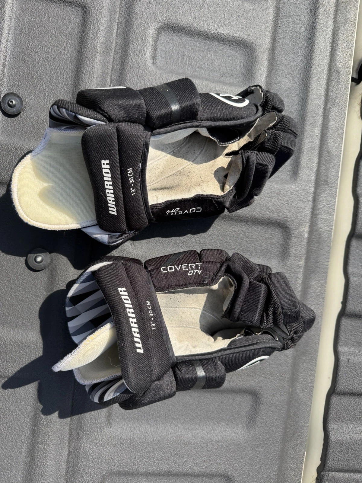 Warrior Covert QRL5 Hockey Gloves | Senior 13" | Black/White | Slightly Used
Opens in a new window o