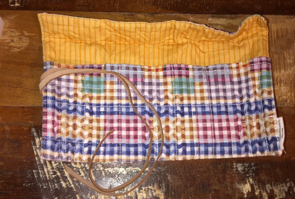 Cepillo organizador de rollos de tela Anthropologie para corbatas de cuero Foto 2 de 4