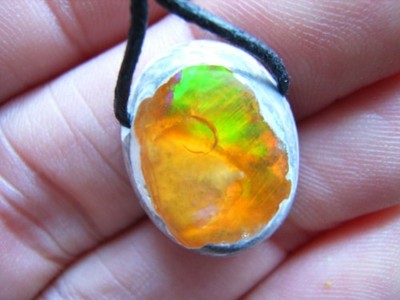 Erstklassiger EDELOPAL, MATRIXOPAL Cabochon aus Mexiko gebohrt am Band