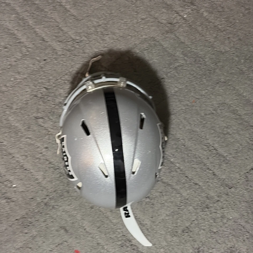 Casco réplica de fútbol americano tamaño completo Las Vegas Raiders Revolution Speed Display Foto 4 de 4