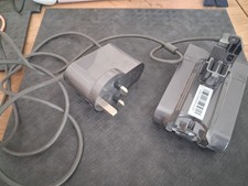 Batterie et chargeur pour aspirateur Dyson Animal DC59. La batterie tient charge réduite.