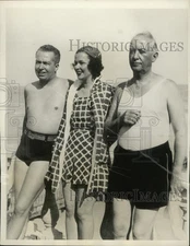 1936 Press Photo Cornelius Vanderbilt, Patricia Brooks, and John O'Ryan at Beach