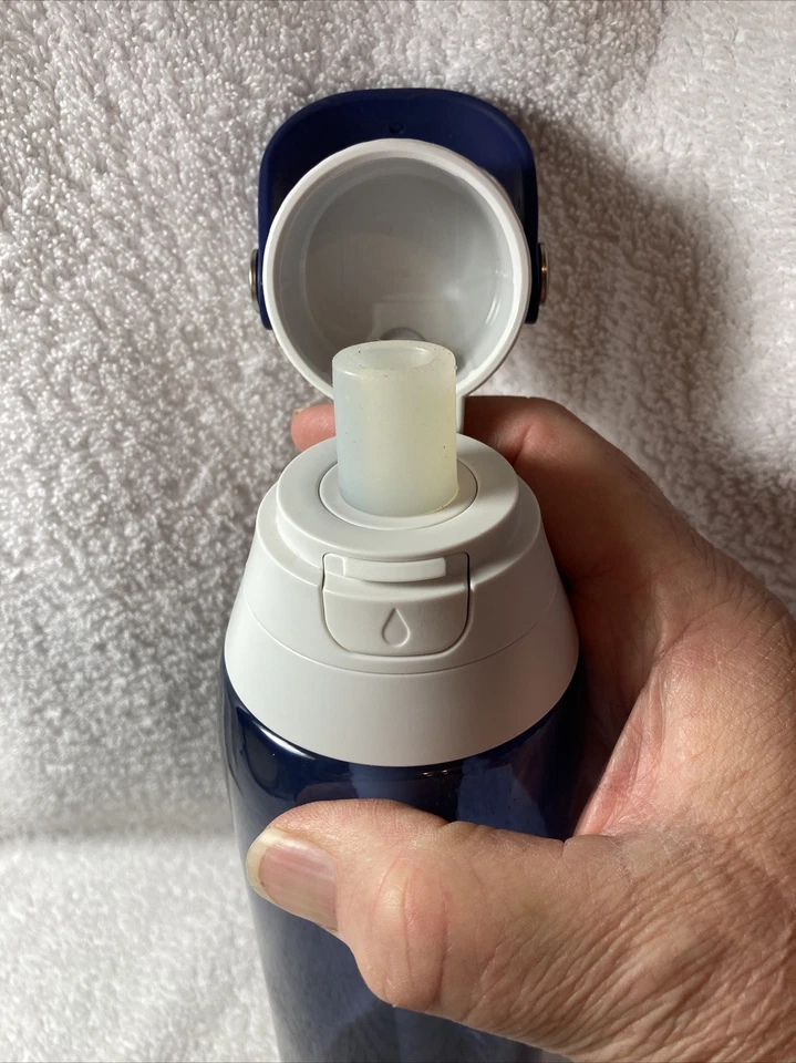 Botella de agua filtrante premium Brita de 26 onzas con filtro azul zafiro sin BPA Foto 4 de 4