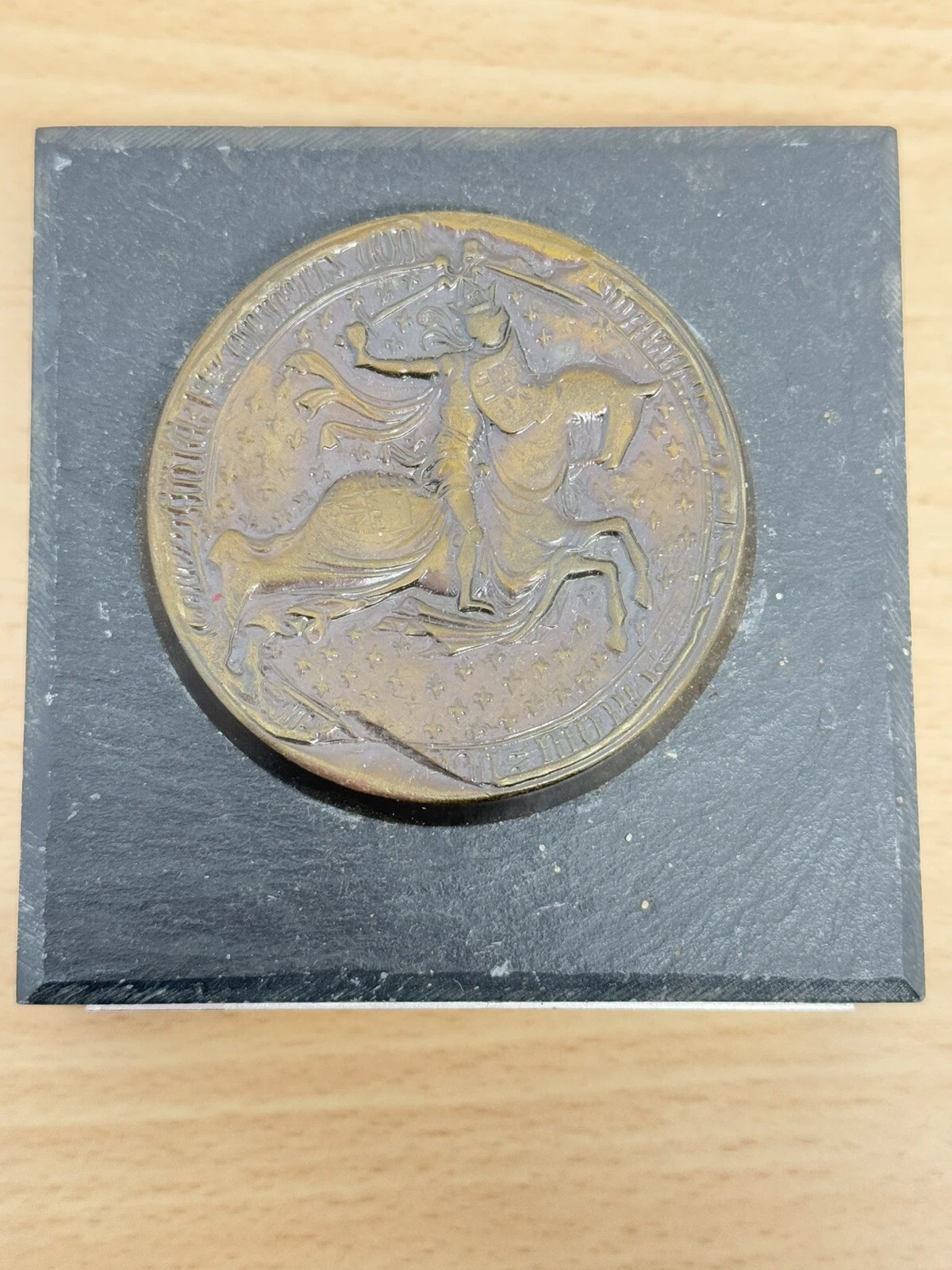 Médaille Plaque Angers Trélazé Ardoisières D’Angers Représentant Un Chevalier