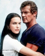 ROGER MOORE CAROLE BOUQUET "FOR YOUR EYES ONLY" - 8X10 PUBLICITY PHOTO (ZY-893)