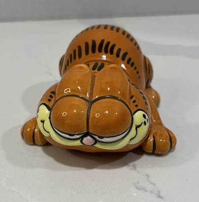 Enesco 1978, 1981 Tycon Garfield is a Running Figurine 6''