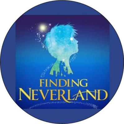 Finding Neverland Das Musical. Knopfabzeichen. 25 mm. 