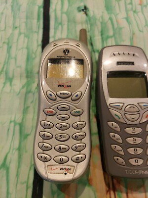 LOT OF 3 OLD VINTAGE USED CELL PHONES NOKIA, Motorola