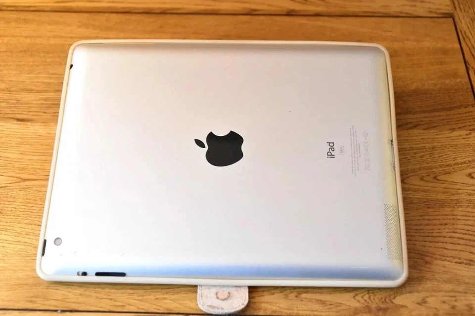 Apple iPad A1416 3rd Gen 16GB WiFi 9.7” Silver Reset & Unlocked  - VGC - Image 3 of 4