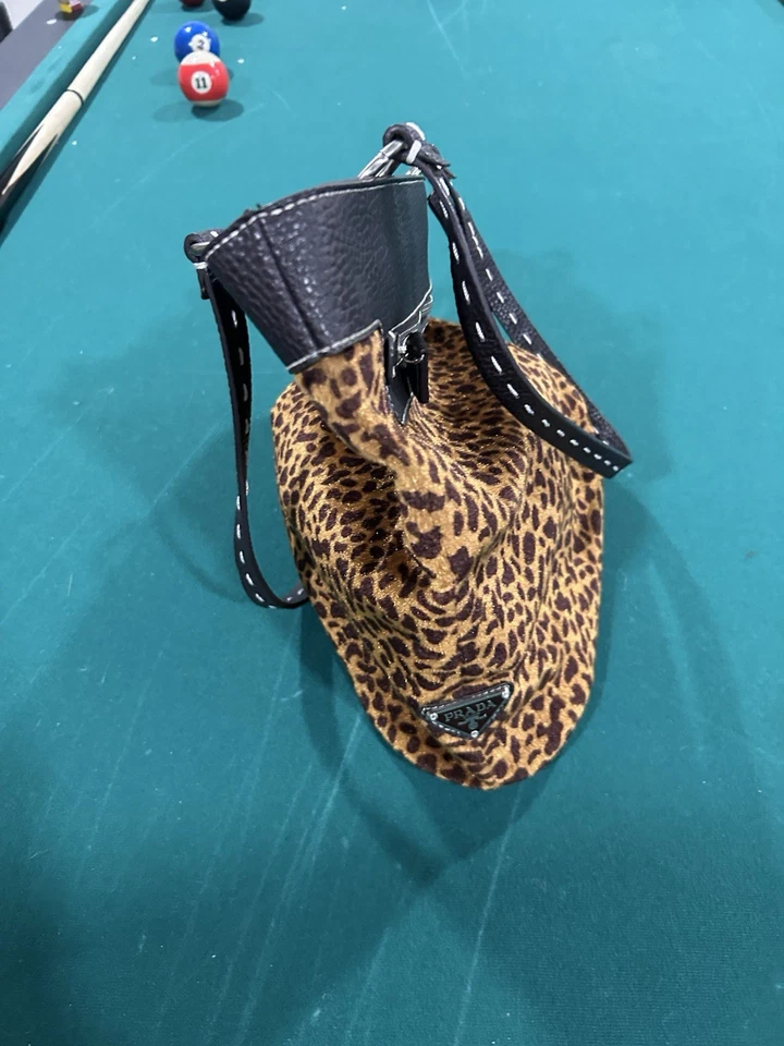 Bolso sin asas de gamuza con estampado de leopardo dorado PRADA Foto 2 de 4