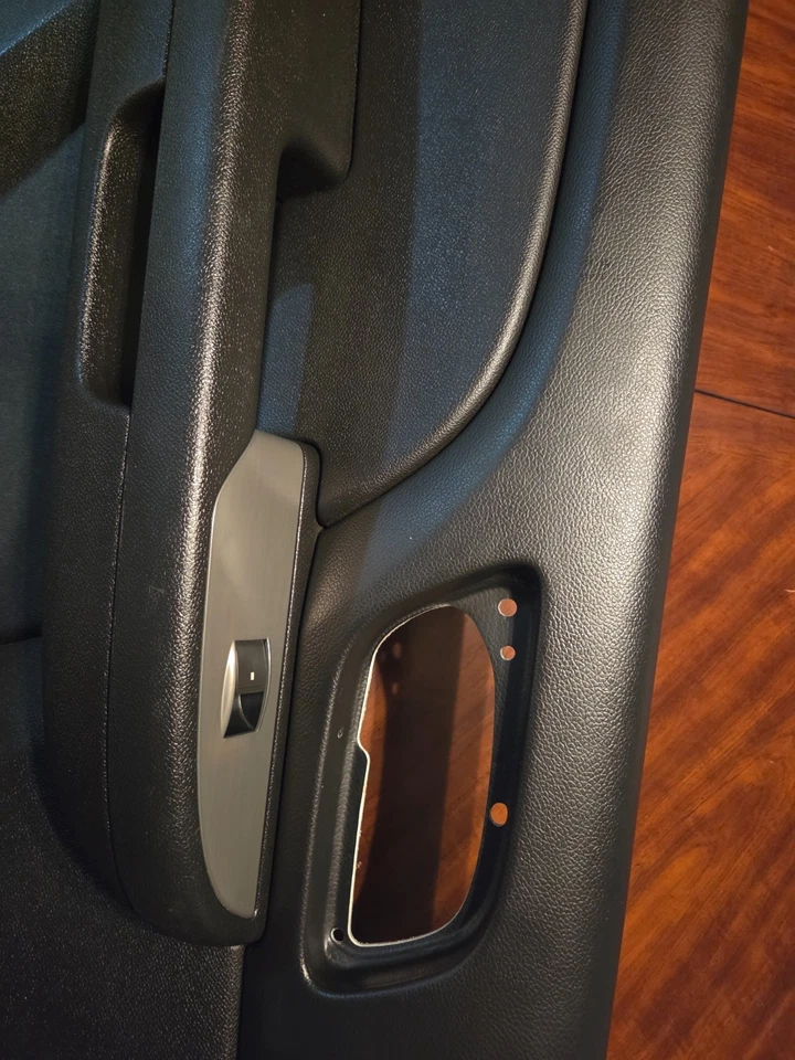 Painel interno esquerdo da porta traseira; preto: 2007-2013 Chevy Tahoe / GMC Yukon - Imagem 2 de 3